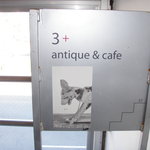 3+ - 階段途中にあるお店看板