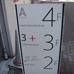 3+ - 建物前の看板