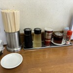 麺処 暁商店 - 醤油の瓶とお酢の瓶　結露がついてる　これって冷蔵庫で保管してるって事　素晴らしいパチパチパチ