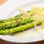 グリーンアスパラガスの炭火焼き　パルミジャーノチーズがけ