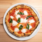 マルゲリータ・ブッファラ（水牛モッツァレラ、トマトソース、バジリコ）