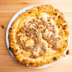 プロヴォラ　エ　サルシッチャ（燻製モッツァレラ、自家製サルシッチャ、黒胡椒）