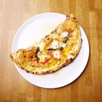 カルツォーネ（イタリア産生ハム、リコッタチーズ、モッツァレラ、トマトソース、バジリコ）