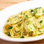 スパゲッティーニ　アンチョビとキャベツのペペロンチーノ