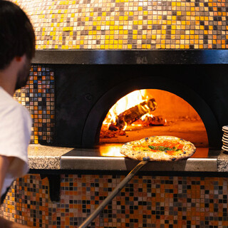 本場イタリアの薪窯で焼き上げる極上ナポリピッツァ!!