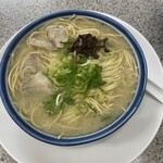 博多ラーメンしばらく - 脂の膜がいい具合