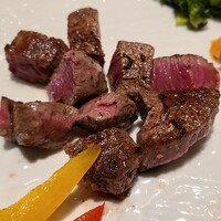 青ひげ 本店 - ④広島牛ヒレステーキ(100g)《ミディアムレア》(焼き赤パプリカ&焼き黄パプリカ&ガーリックチップ&広島菜&占地)
                A4ランクのノンブランド広島牛は、軟らかくて適度な脂の旨みもあり逆に良い感じ