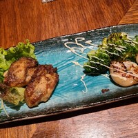 青ひげ 本店 - ③牡蠣(広島県宮島産)、海老&ブロッコリーの鉄板焼き
                牡蠣は旨み濃厚、焼いているのでクリーミーさは無いけれど中々良い感じ、海老とブロッコリーのマヨネーズ掛けは普通
