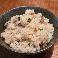 青ひげ 本店 - ⑤ガーリックライス《牛脂のある肉&ガーリックチップ&微塵切り広島菜&占地》(+追加:税込600円)
                牛脂がしっかり効いててグロスを塗ったみたいな唇になります