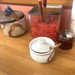 七福亭 - 卓上調味料（にんにく、辛子高菜、紅生姜etc）