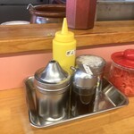 七福亭 - 卓上調味料（ラーメンだれ、胡麻、胡椒etc）