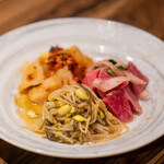 黒毛和牛ヘレ肉専門店 炭火焼肉 りきちゃん - ナムル3種  レンコン、もやし、紅芯大根