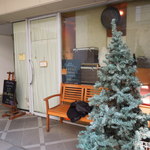 ぽわぶる - お店の入り口、満席でドアが閉められています