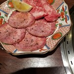 焼肉 河陽 - タンとお勧めのお肉の盛り合わせ