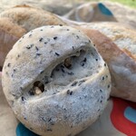 パン工房 ショコラ - クルミ入りゴマパン 190円