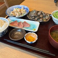ぎんざ 阿吽 - 豚冷しゃぶ（自家製ポン酢）、若鶏もも炭火焼き、天然ブリ刺身 定食全景