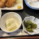 とん㐂 - 冷奴ときゅうり漬物