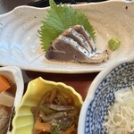 旬菜の味わい がら里 - カツオのたたき　こんにゃくきんぴら