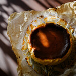 GROCERIST - 料理写真:チーズ屋さんのバスクチーズケーキ