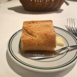 ウルフギャング・ステーキハウス - バゲットもバターも美味！！