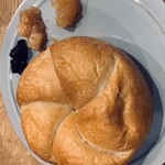 ハウスサンアントン - 朝食　ゼンメル　ドイツ圏のメジャーパン　水平に切ってソーセージとか挟むものらしい　奥はここのジャム