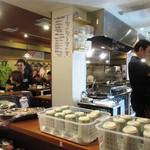 大旦那 - 店内奥から入口方向を見る