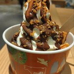 YASUDA YOGURT - チョコソフトヨーグルトワッフル　（温かいワッフルの上にチョコがけソフトクリーム）