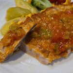 キッチン ブルー グローブ - ピクルスとダイストマトソースを乗せて