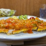 キッチン ブルー グローブ - 横から、ソースにピクルスが見えます