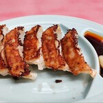 山岡家 - 餃子のタレにもニンニグ投入