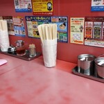 山岡家 - カウンター端っこに座る