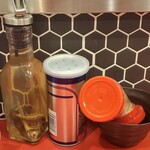 六角家1994+ - 調味料(左から酢,胡椒,ゴマ)