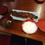 魚勝 - 鰻の長焼き定食　　頭付き　デカイ　この時点ではお値段不明でした　　　お吸い物は肝吸い　　天然鰻は頭小さいねえ　　　ご飯はチョイと