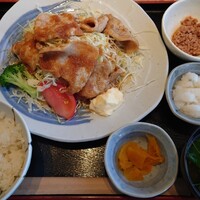 赤坂 ざんまい - 国産豚ロース生姜焼き定食(ごはん少なめ)