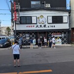 成吉思汗 大黒屋 - 開店前に多くのお客さんが集まってますよ…