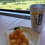 三井の森蓼科ゴルフ倶楽部 - 料理写真:暑い日にはレモンサワー！、とチーズボール