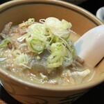 いからし - おかみさん担当？のもつ煮込みは見た目に煮込まれてる感じが無くなんだかなと思って食べてみたら、豚臭さがまるで無く、優しく深い味がした。サザエの壺焼きと同じ技術を感じた