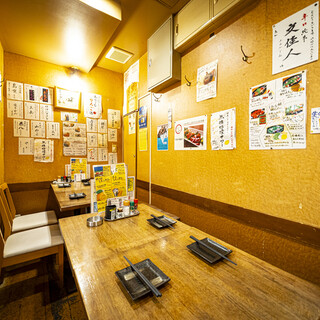 木のぬくもりあふれる店内で、ワイワイ楽しくお食事を♪