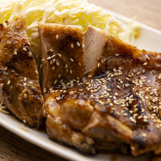 鶏もも肉×秘伝のタレが相性抜群◎ジューシーなもも焼きは必食！