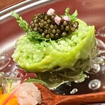 KOBAYASHI - この緑色が何だかよく分からないけれど、とにかくウンマイ。揚げ雲吞とグリーンピースなどを1mm角に細かく微塵切りにして、キャビアの食感と喧嘩しないように演出