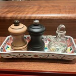 KOBAYASHI - 鶏そばの薬味。右h市が白トリュフオイルです