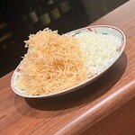 KOBAYASHI - 干し貝柱炒飯の具材。貝柱は手で裂き、白ネギは2mm角にカット