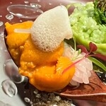 KOBAYASHI - 生ウニの下にボタン海老の老酒漬けが隠れています。香港の赤酢のシャリと醤油エスプーマで和中のハイブリッドを演出か？