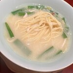 KOBAYASHI - 鶏そばの麺はこんな感じ。白湯スープには鶏肉も入っています