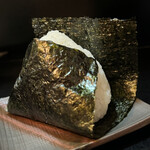 いからし - 〆のおにぎり300円。さすが日本に冠たる米どころと言う美味しいピカピカご飯