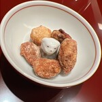 KOBAYASHI - 揚げたお菓子。これをツマミながら皆様がお揃いになるのを待ちます