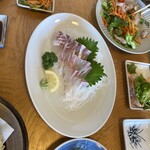 まるは食堂旅館 - 真鯛の刺身。塩焼きの残り半身。３人で取り分けてもこれだけある！