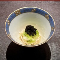 Ji-Cube - ネギ油の風味とキャビアの塩味で、見た目のさっぱり感に反して深みのある押し豆腐。