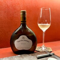 Ji-Cube - 押し豆腐に合わせて、こちらはドイツから。
                    ミネラルがしっかりあるので、キャビアの塩味によく合います。