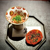 Ji-Cube - 鮮魚を、豆板醤のような辛味の強いソースと合わせるのは難しいと思いますが、カツオのようなしっかりとした味わいの魚であれば意外としっくりきますね。
                    美味しい。